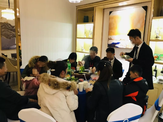 暖冬火鍋宴熱辣開席，老友變新鄰，理想開涮！